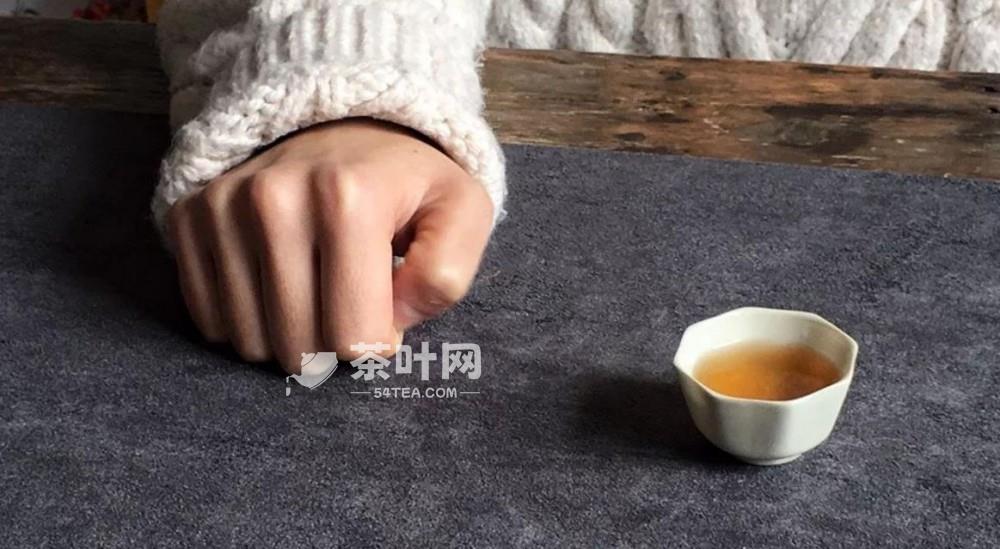 泡茶与喝茶时，手指敲几下是什么意思-茶叶网(图1)