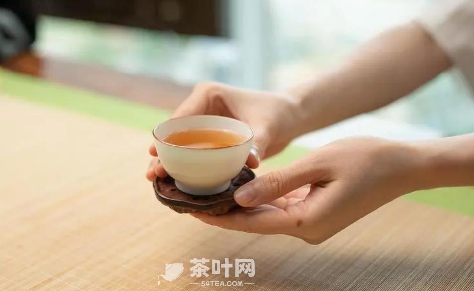 茶桌上的礼仪-叩手礼-茶叶网(图1)